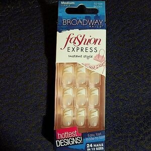 Broadway Medium Glue-On Nails #52108  Express Fashion Artificial Set